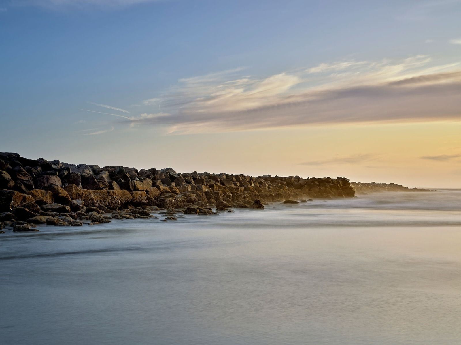 Landscape Wallpaper - Grote stenen aan het strand - Slaapkamer Landscape Wallpaper - Grote stenen aan het strand - Slaapkamer