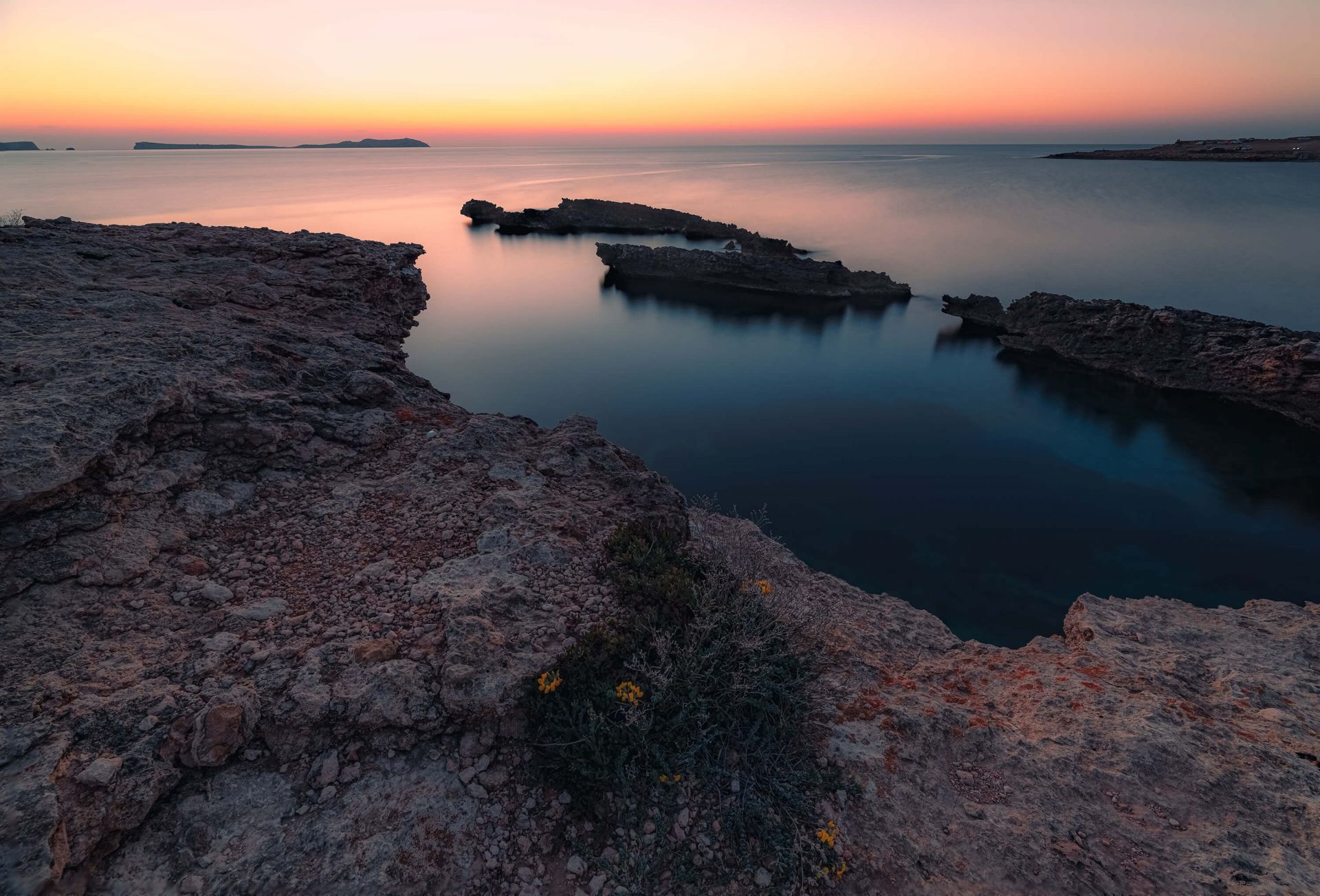 Rustig water met rotsen